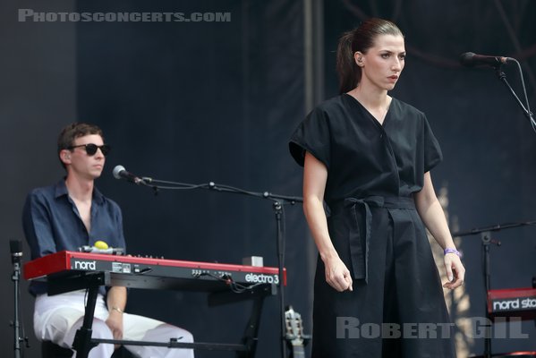 ALDOUS HARDING - 2022-08-26 - SAINT CLOUD - Domaine National - Grande Scene - Hannah Sian Topp